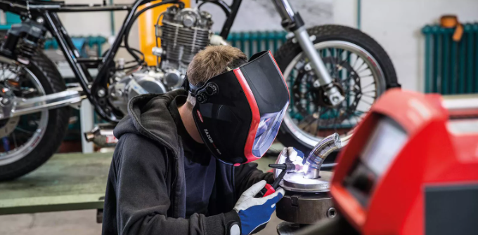 Welding helmet